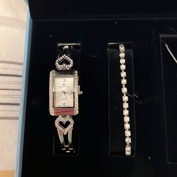 Bella and Rose jewelry set - Picture 3 of 4